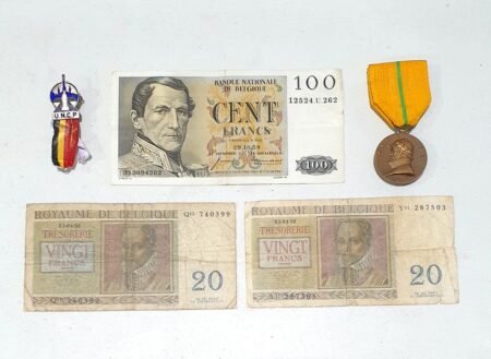 Lot de 5 Articles - 2 Médailles Belge + 1 Billet de banque 100 francs Belge et 2 billets de 20 Francs Belge